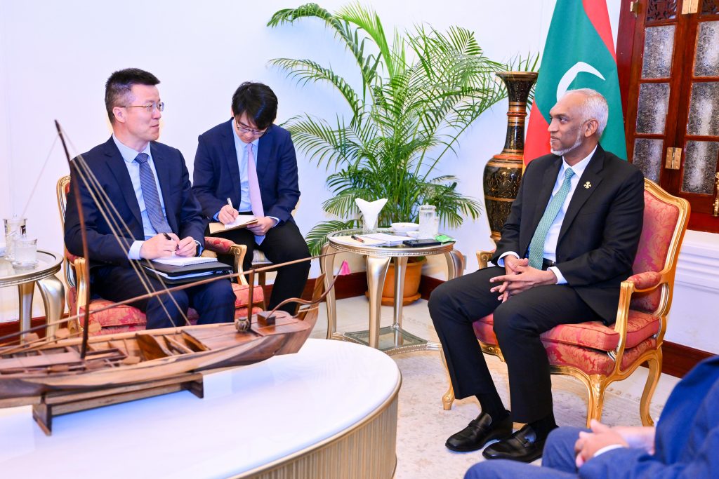 ޗައިނާގެ ކޮމިއުނިސްޓް ޕާޓީގެ ވަފުދެއް، ރައީސުލްޖުމްހޫރިއްޔާގެ އަރިހަށް