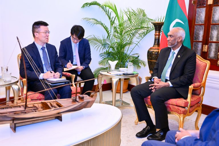 ޗައިނާގެ ކޮމިއުނިސްޓް ޕާޓީގެ ވަފުދެއް، ރައީސުލްޖުމްހޫރިއްޔާގެ އަރިހަށް