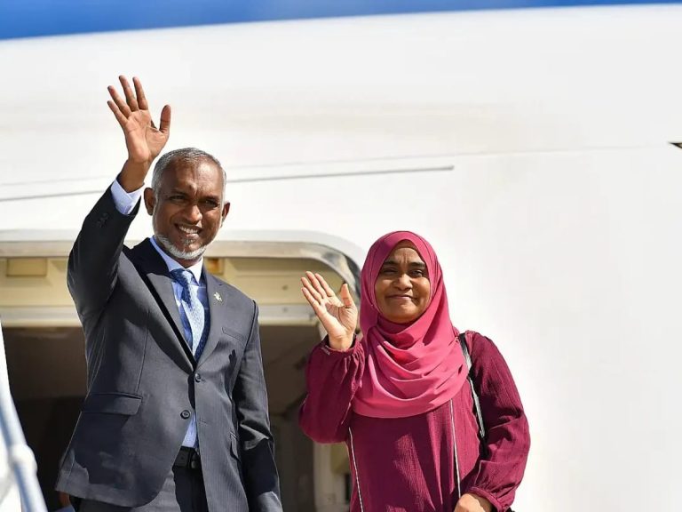ރައީސުލްޖުމްހޫރިއްޔާގެ ދެކަނބަލުން ސިންގަޕޫރަށް ފުރާވަޑައިގެންފި