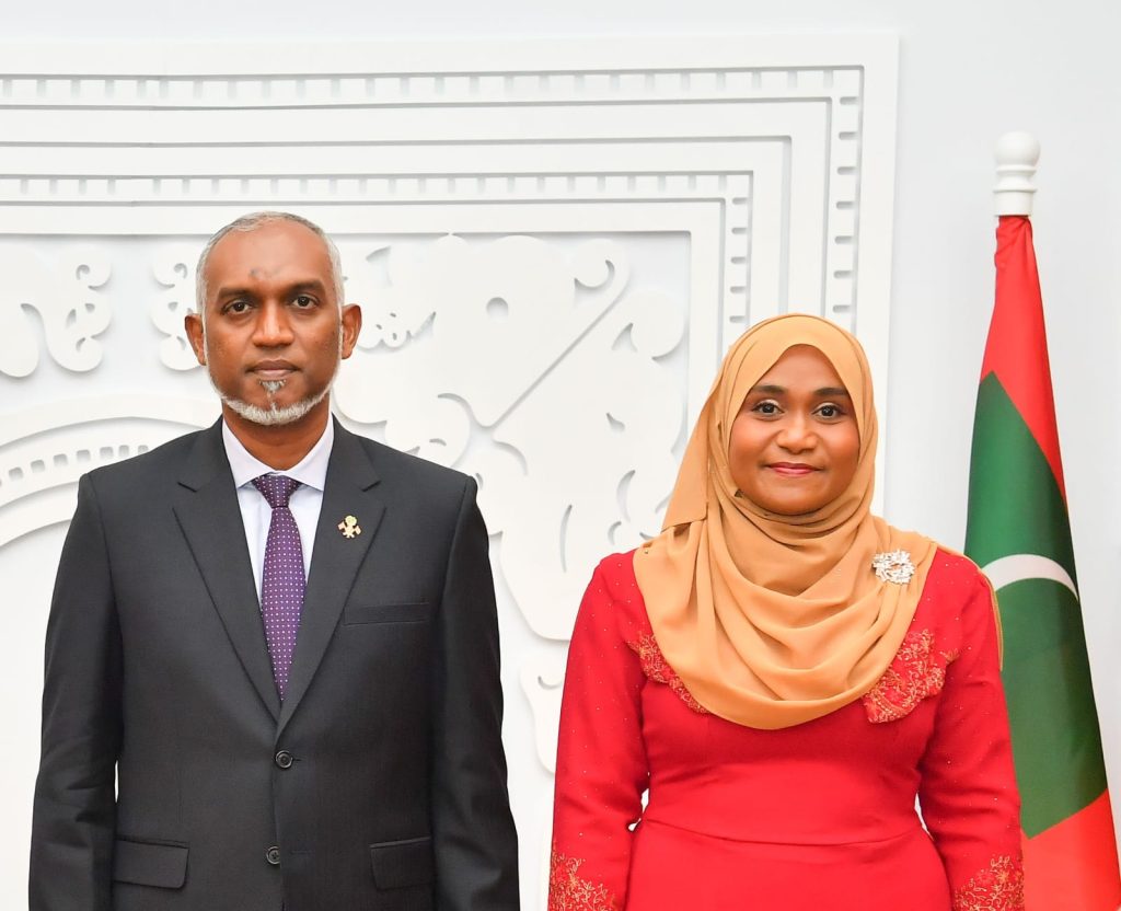 ސިންގަޕޫރަށް ކުރެއްވި ނުރަސްމީ ދަތުރުފުޅު ނިންމަވާލެއްވުމަށްފަހު ރައީސުލްޖުމްހޫރިއްޔާގެ ދެކަނބަލުން ރާއްޖެ ވަޑައިގެންފި