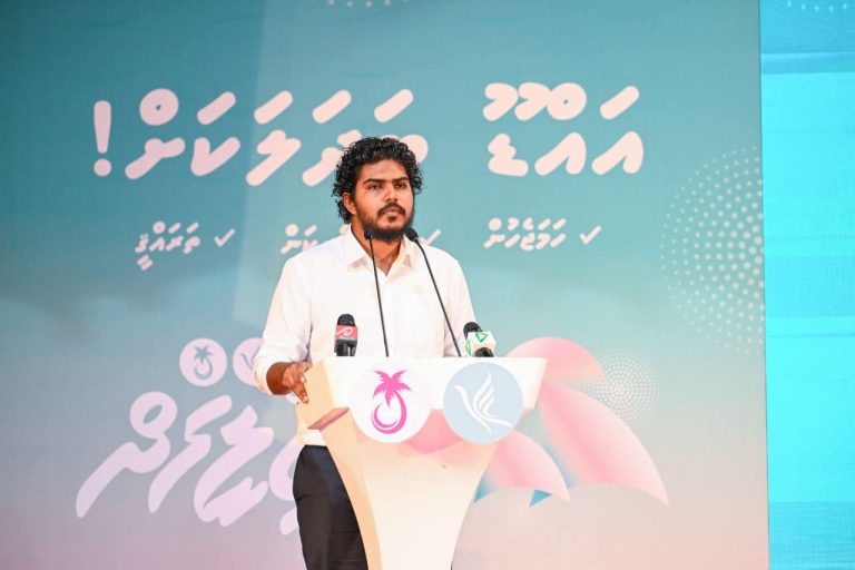 މެންބަރުން މަގާމުން ވަކިކުރުމުގެ ބާރު ރައްޔިތުންނަށް ލިބެންޖެހޭ: މެންބަރު އަޒާން