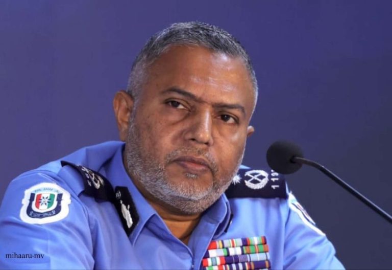 ” ފުލުހެއްގެ ގައިގައި ސައިކަލުން ޖެއްސީ މަގުމަތީގެ ސަލާމަތީ އޮޕަރޭޝަނަށް ހުރަސްއަޅަން ގަސްދުގައި: ސީޕީ “