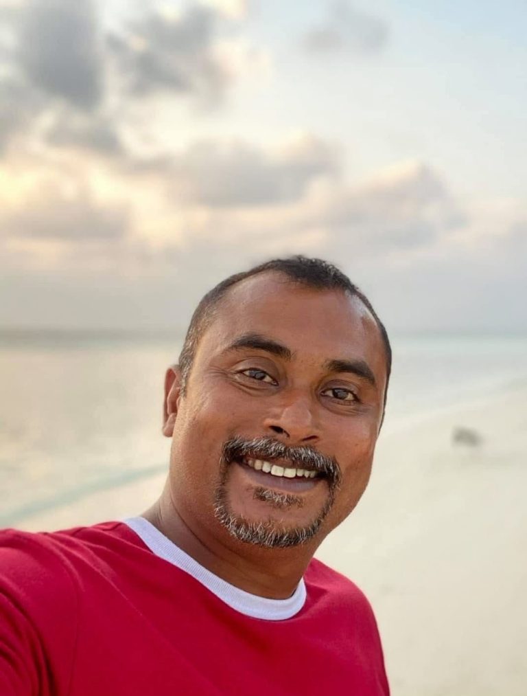 ބަނގުރާ ވިޔަފާރިކުރާ ބޮޑު ނެޓްވޯކެއް އަތުލައިގަތުމުގެ އޮޕަރޭޝަން: ދެ މީހަކު ދިން މައުލޫމާތާ ގުޅިގެން 53 އަހަރުގެ ދިވެއްސަކު ހައްޔަރުކޮށްފި