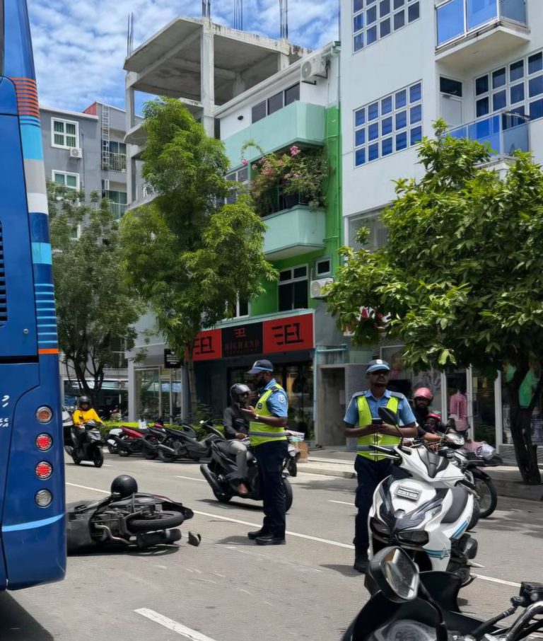މަސްތުގެ ހާލަތުގައި ސައިކަލަކުން ފުލުހެއްގެ ގައިގައި ޖެއްސި މައްސަލައިގައި ހައްޔަރުކުރި 4 މީހުން 5 ދުވަހަށް ބަންދުކޮށްފި