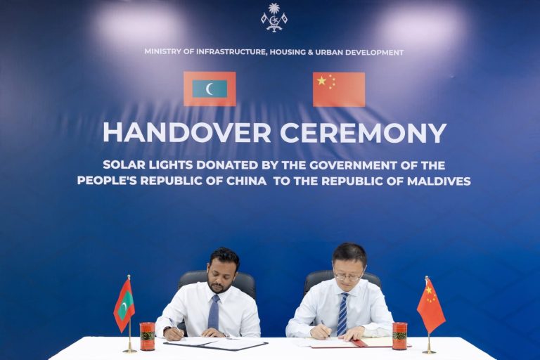 ޗައިނާގެ ހިލޭ އެހީގެ ދަށުން ރާއްޖެއަށް 880 ސޯލާ މަގުބައްތި ހަދިޔާކޮށްފި