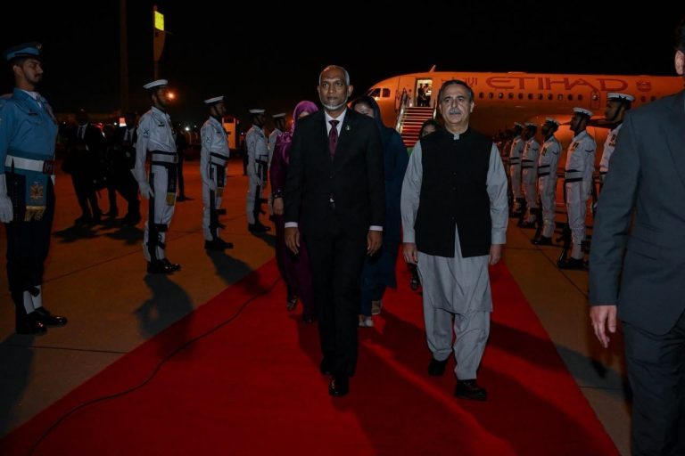 ރައީސުލްޖުމްހޫރިއްޔާގެ ދެކަނބަލުން ޕާކިސްތާނަށް ކުރައްވާ ފުރަމާނަ ދަތުރުފުޅުގައި އިސްލާމްއާބާދަށް ވަޑައިގަތުމުން ރަސްމީ ޝަރަފު އެރުވުން
