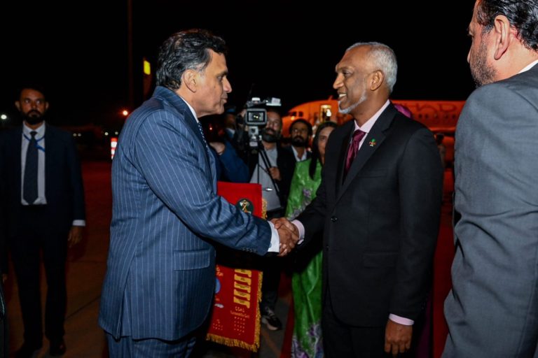 ރައީސުލްޖުމްހޫރިއްޔާގެ ދެކަނބަލުން ޕާކިސްތާނަށް ކުރައްވާ ފުރަމާނަ ދަތުރުފުޅުގައި އިސްލާމްއާބާދަށް ވަޑައިގަތުމުން ރަސްމީ ޝަރަފު އެރުވުން