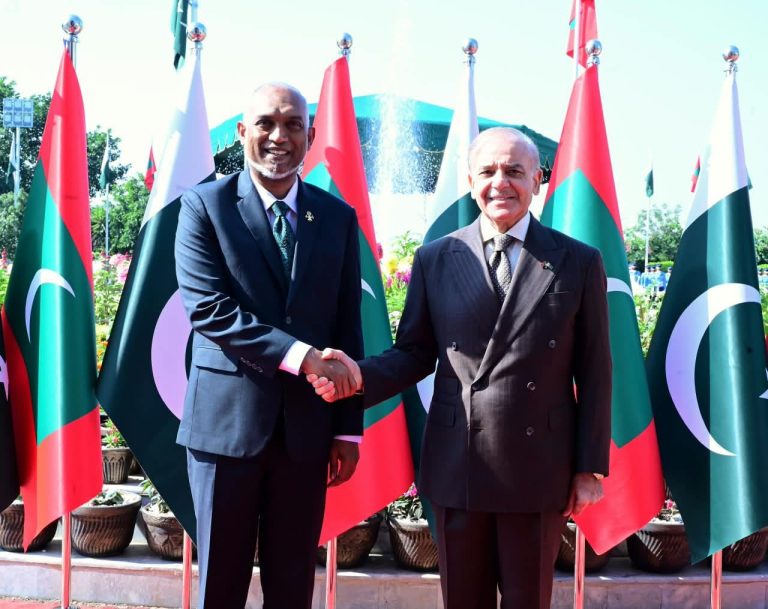 ރައީސުލްޖުމްހޫރިއްޔާ ޑޮކްޓަރ މުޙައްމަދު މުޢިއްޒަށް، ޕާކިސްތާނުގެ ބޮޑުވަޒީރުގެ ރަސްމީ ގެކޮޅުގައި މިއަދު ރަސްމީކޮށް މަރުޙަބާ ދެންނެވުން