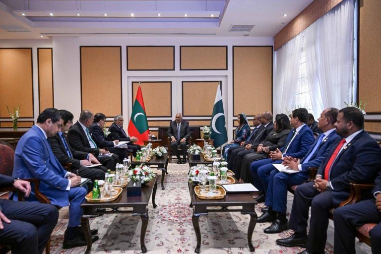 ޕާކިސްތާނުގެ ބޮޑުވަޒީރުގެ ނައިބު އަދި ޚާރިޖީ ވަޒީރު، މުޙައްމަދު އިސްޙާޤް ދާރް، ރައީސުލްޖުމްހޫރިއްޔާ ޑޮކްޓަރ މުޙައްމަދު މުޢިއްޒުގެ އަރިހަށް އިޙްތިރާމްގެ ޒިޔާރަތެއް ކުރެއްވުން