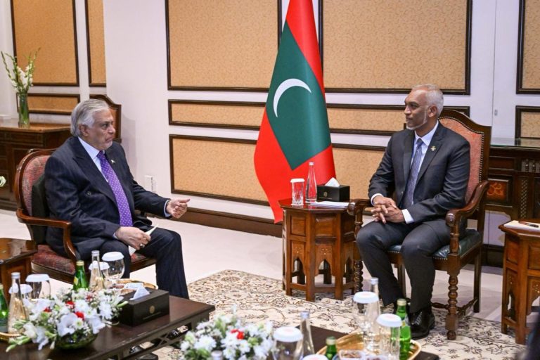ޕާކިސްތާނުގެ ބޮޑުވަޒީރުގެ ނައިބު އަދި ޚާރިޖީ ވަޒީރު، މުޙައްމަދު އިސްޙާޤް ދާރް، ރައީސުލްޖުމްހޫރިއްޔާ ޑޮކްޓަރ މުޙައްމަދު މުޢިއްޒުގެ އަރިހަށް އިޙްތިރާމްގެ ޒިޔާރަތެއް ކުރެއްވުން