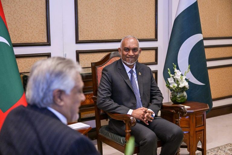 ޕާކިސްތާނުގެ ބޮޑުވަޒީރުގެ ނައިބު އަދި ޚާރިޖީ ވަޒީރު، މުޙައްމަދު އިސްޙާޤް ދާރް، ރައީސުލްޖުމްހޫރިއްޔާ ޑޮކްޓަރ މުޙައްމަދު މުޢިއްޒުގެ އަރިހަށް އިޙްތިރާމްގެ ޒިޔާރަތެއް ކުރެއްވުން