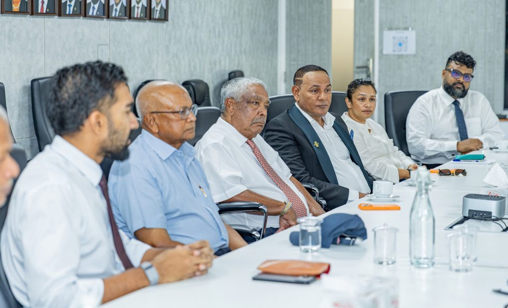 ރާއްޖެއަށް ޒިޔާރަތްކުރާ ފަތުރުވެރިންގެ އަދަދު އިތުރުކުރުމަށް ސިނާއަތުގެ އިސް ބޭފުޅުންނާއެކު ވަޒީރުން މަޝްވަރާކުރައްވައިފި