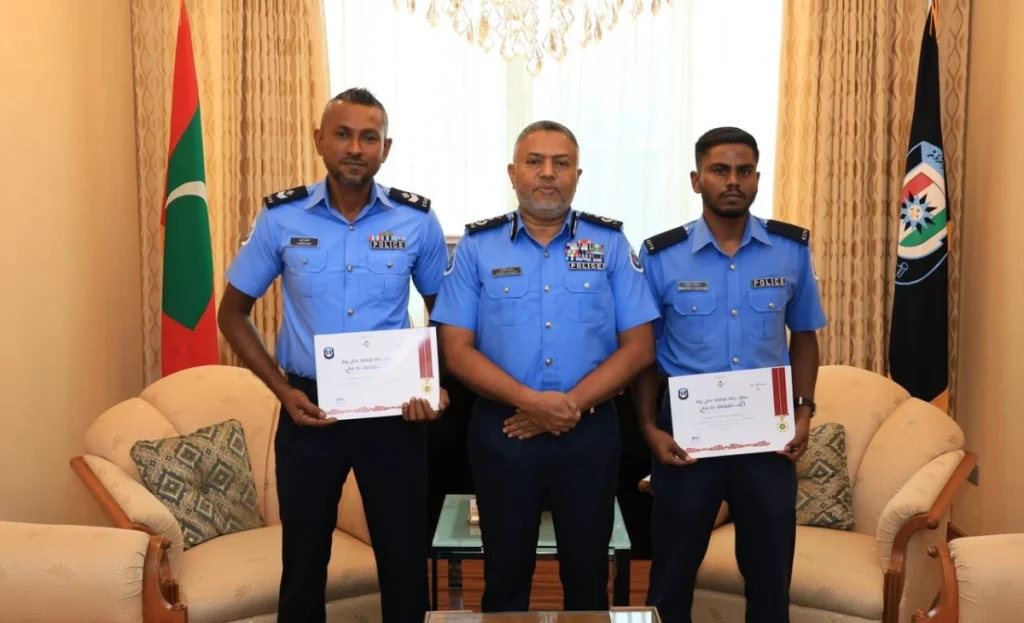 ކަނޑުވި ބައެއްގެ ފުރާނަ ސަލާމަތްކޮށްދިން ތިން ފުލުހަކަށް” ފުރާނަ ސަލާމަތްކުރުމުގެ ރަން މެޑަލް “އަރުވައިފި